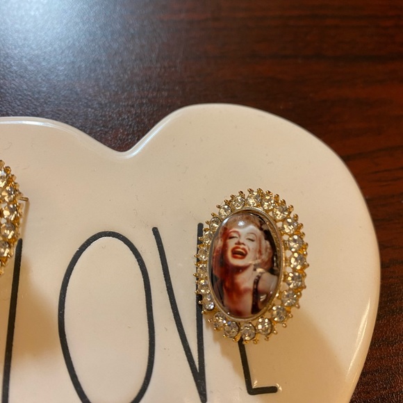 Unique Marilyn Monroe Statement Goldtone Earrings - Picture 7 of 10
